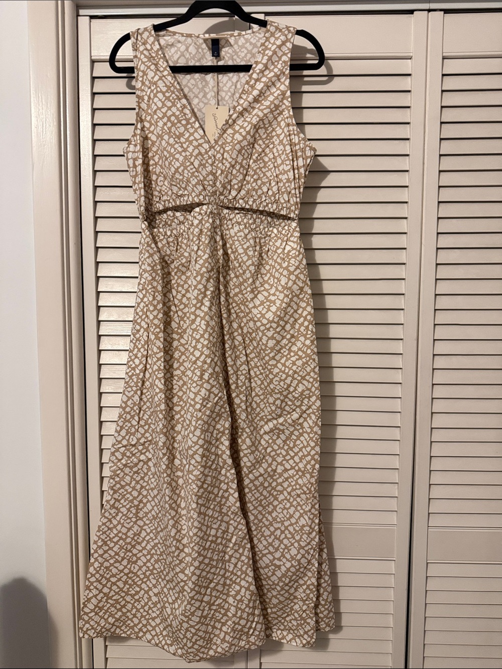 Universal Thread Beige & White Patterned V-Neck Dress